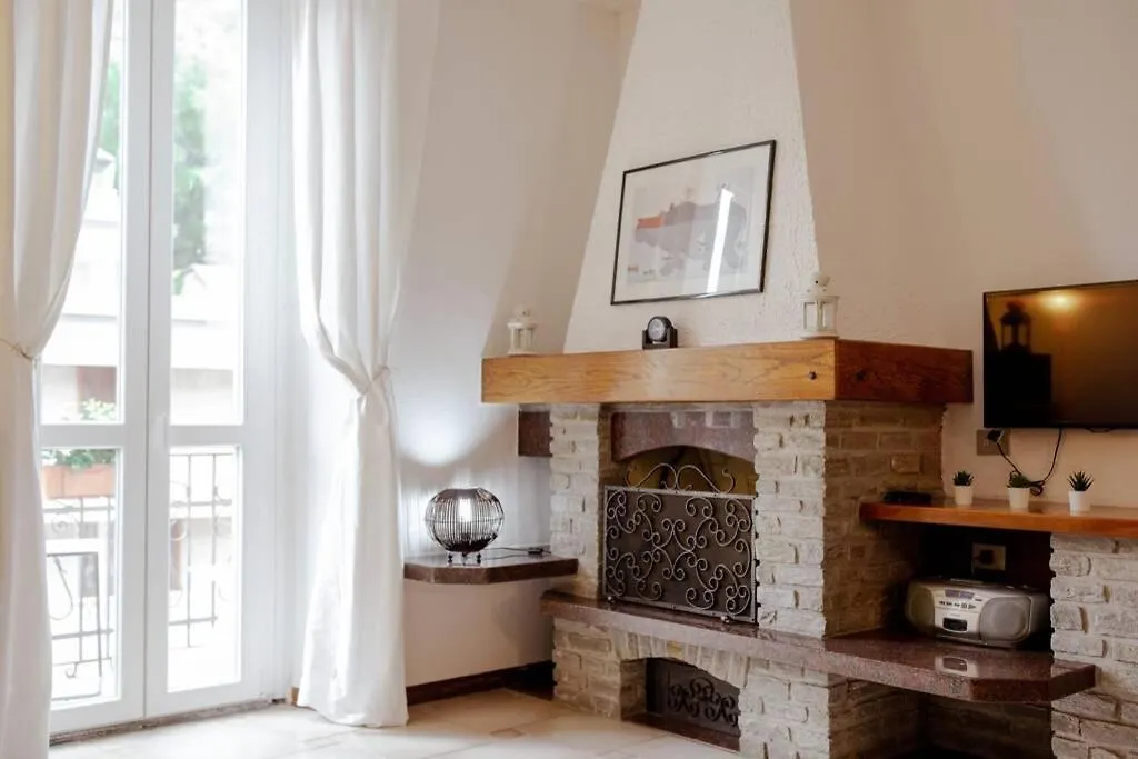 Apartment La Finestra Sul Lago, Appartamento In Pieno Centro Laveno